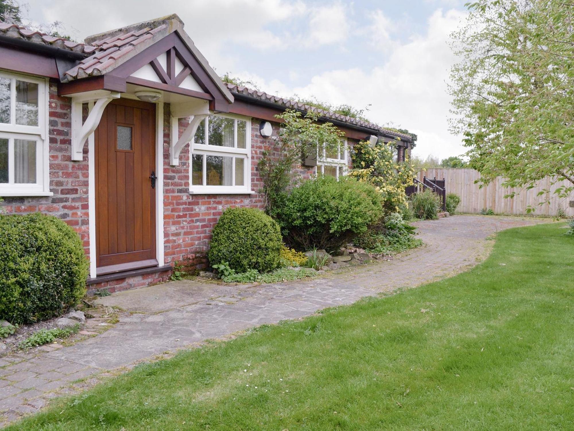 Walled Garden Lodge Ryehill エクステリア 写真
