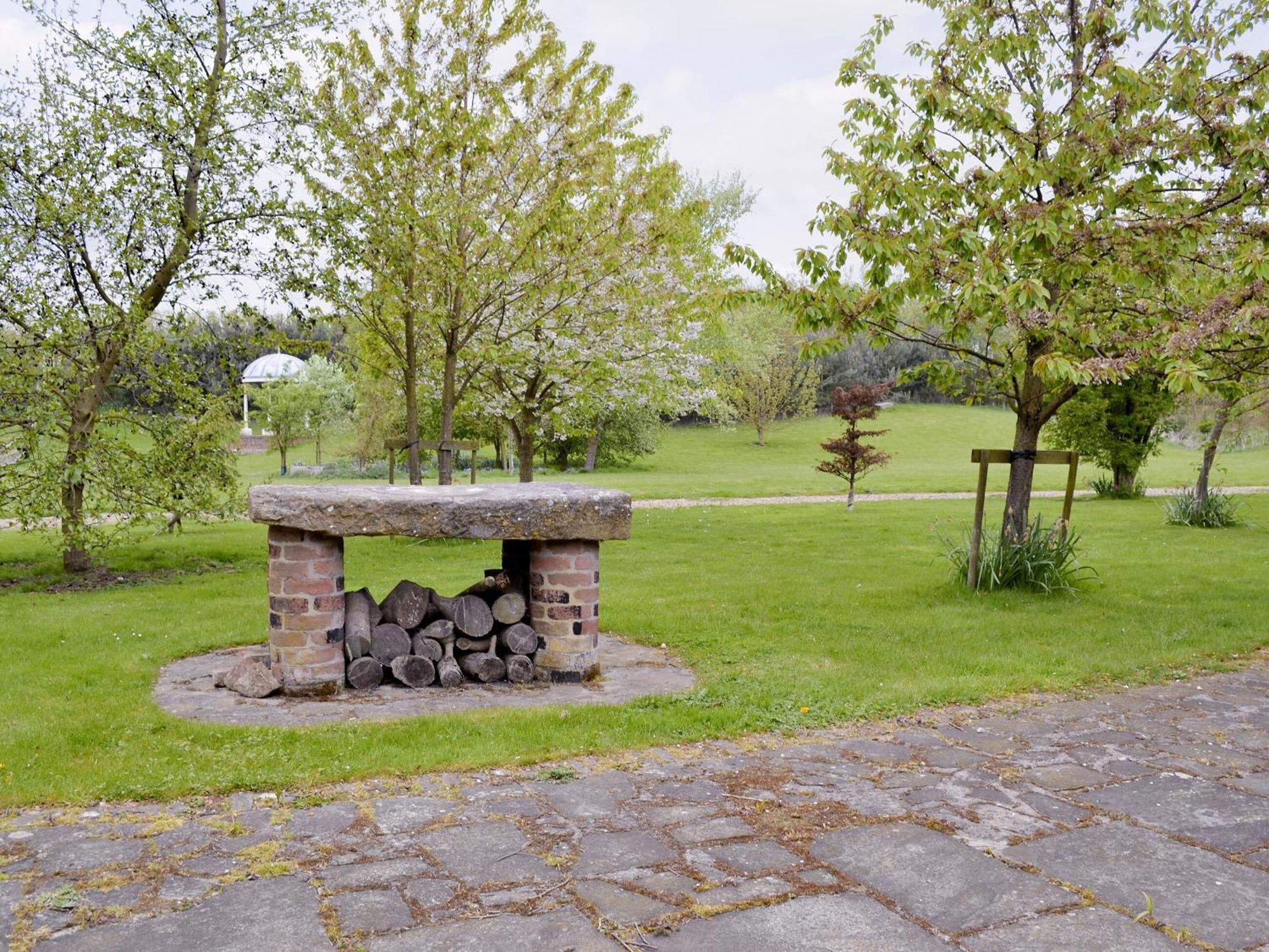 Walled Garden Lodge Ryehill エクステリア 写真