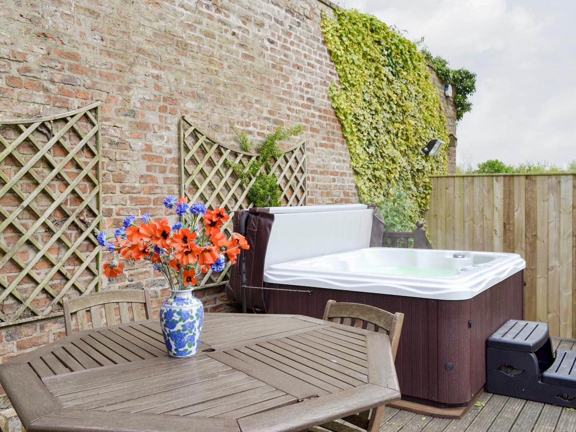 Walled Garden Lodge Ryehill エクステリア 写真